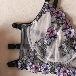 Détail de broderie florale sur soutien-gorge en maille avec bretelles réglables