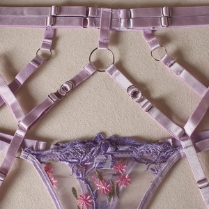 Broderie détaillée sur ensemble de lingerie lavande avec bretelles en satin et anneaux