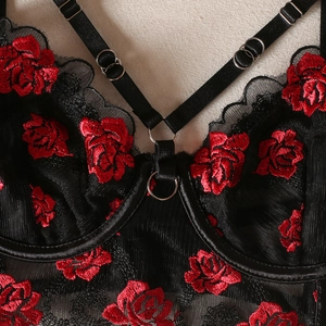 Détails de broderie florale sur soutien-gorge en maille transparente à motifs roses