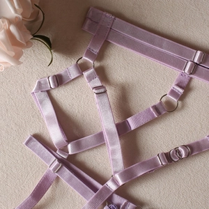Vue détaillée d'un harnais de corps lilas avec boucles et anneaux métalliques réglables