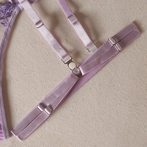 Détail de la broderie florale lavande et de la sangle de jarretière élastique réglable