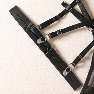 Détail de bretelles de lingerie élastiques noires avec boucles et clips en métal argenté