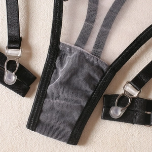 Détail de lingerie en maille noire avec clip en métal réglable et sangle en satin
