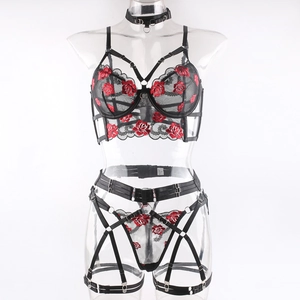 Détail d'un ensemble de lingerie 4 pièces avec broderie rose rouge sur résille noire