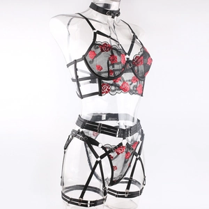 Détails d'un ensemble de lingerie noire brodée de roses rouges avec harnais sexy