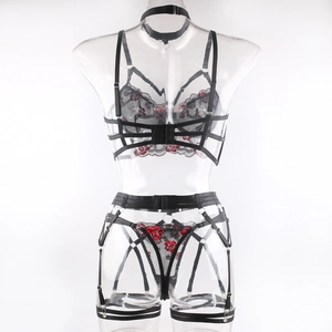 Détail de la broderie de rose rouge sur le soutien-gorge en dentelle noire sexy