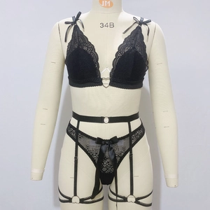 Détail de lingerie en dentelle noire avec boucles en métal cœur et nœuds en satin