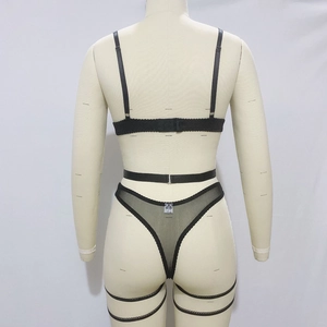 Vue arrière d'un ensemble lingerie dentelle noire avec string résille et harnais de jambe