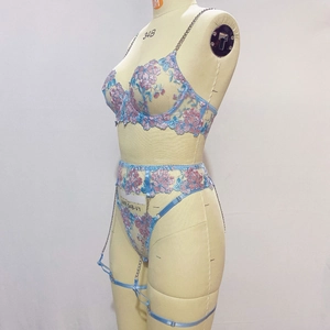Détails de broderie florale et chaînes métalliques sur cet ensemble de lingerie de luxe