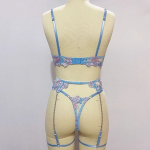Vue arrière d'un ensemble de lingerie bleu clair brodé de fleurs avec chaînes métal