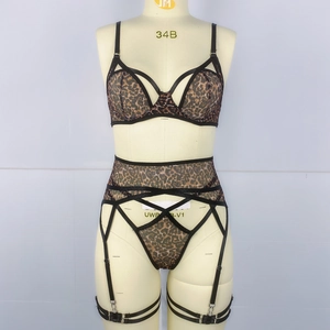 Ensemble de lingerie 3 pièces léopard en maille avec lanières et porte-jarretelles