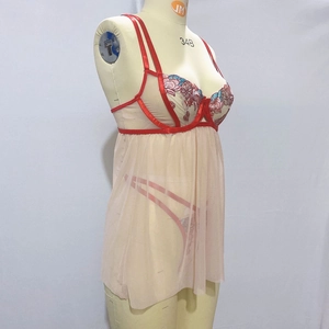 Detail von transparentem Mesh-Babydoll mit Blumenstickerei an einer 34B-Schaufensterpuppe