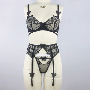 Détails de broderie papillon 3D noire et dentelle fine sur cet ensemble de lingerie sexy