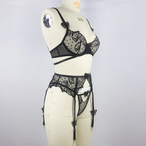 Détail d'un ensemble de lingerie en dentelle noire avec broderies et porte-jarretelles