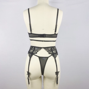 Vue détaillée du dos de l'ensemble de lingerie en dentelle noire avec broderie papillon