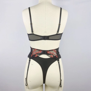 Détails du dos de la lingerie en tulle noir avec broderie florale rouge et sangles