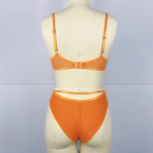 Vue détaillée de l'agrafe arrière d'un ensemble de lingerie sexy en résille orange