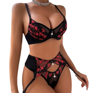 Ensemble de lingerie broderie florale trois pièces avec soutien-gorge et porte-jarretelles