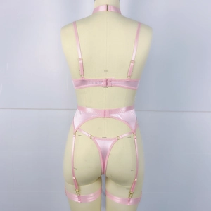 Détail d'un ensemble de lingerie en satin rose avec chaînes et boucles dorées