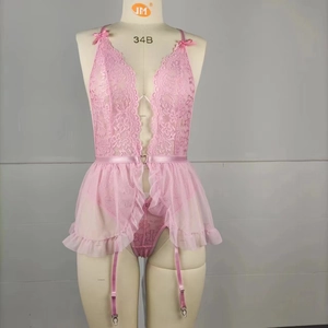 Ensemble body en dentelle rose avec col en V profond et jarretelles réglables