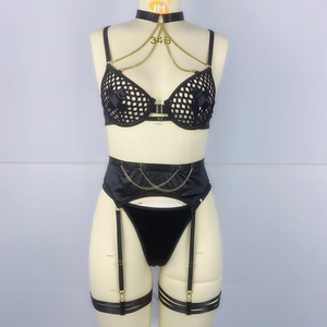 Détail du soutien-gorge en résille noire avec chaînes dorées et design en dentelle évidée