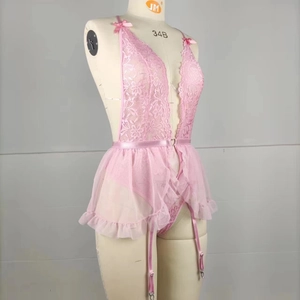 Détail de body en dentelle rose avec décolleté en V, ruban satin et jarretelles réglables