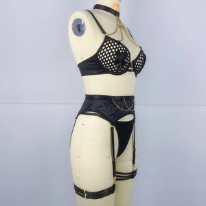 Détail d'un ensemble de lingerie en résille noire avec chaînes dorées et porte-jarretelles