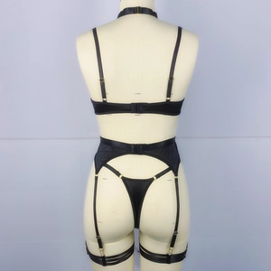 Vue arrière d'un ensemble de lingerie noire avec boucles dorées sur mannequin de détail