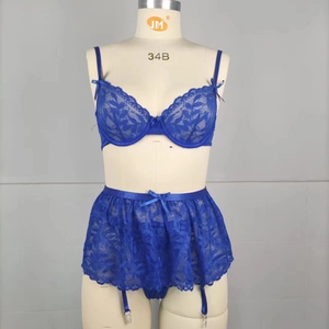 Détail de l'ensemble de lingerie en dentelle bleu roi avec porte-jarretelles et nœuds
