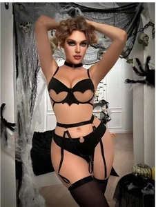Détail du soutien-gorge chauve-souris ajouré et porte-jarretelles noir pour Halloween