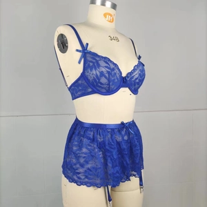 Vue latérale détaillée d'un ensemble de lingerie en dentelle bleu vif avec nœuds sur mannequin