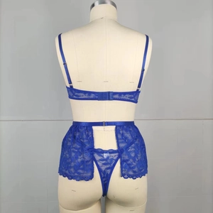 Vue arrière de l'ensemble de lingerie en dentelle bleu foncé avec soutien-gorge et string