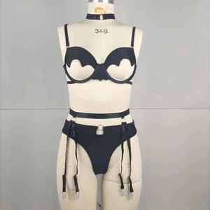 Vue détaillée de l'ensemble de lingerie noir évidé en forme de chauve-souris sur mannequin