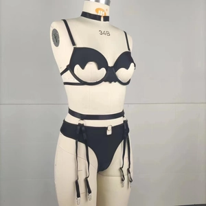 Ensemble lingerie gothique chauve-souris noire avec soutien-gorge évidé et jarretelles