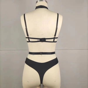 Vue détaillée du dos d'un ensemble de lingerie noire sexy avec harnais à lanières sur mannequin
