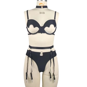 Ensemble de lingerie noire 3 pièces avec soutien-gorge chauve-souris et jarretière