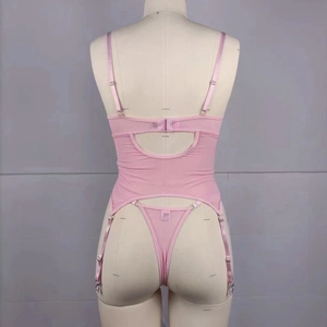 Vue détaillée du dos d'un ensemble de lingerie en dentelle rose avec jarretelles réglables