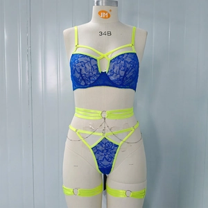 Ensemble de lingerie en dentelle bleue avec lanières néon, chaînes et jarretières sexy