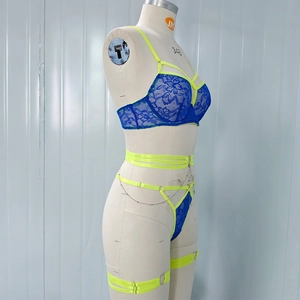 Ensemble lingerie en dentelle bleue avec lanières jaune fluo et chaînes en métal