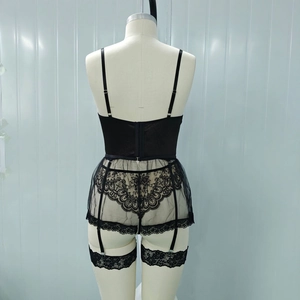 Detailansicht der Rückseite eines schwarzen Spitzen-Dessous-Sets mit floraler Stickerei