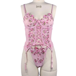 Ensemble de lingerie broderie florale rose avec corset et porte-jarretelles