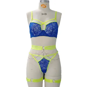 Ensemble lingerie en dentelle bleu marine avec sangles jaunes et chaîne métal