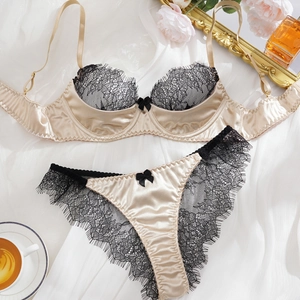 Elegantes Satin-Dessous-Set in Champagner mit schwarzer Wimpernspitze und Satinschleifen