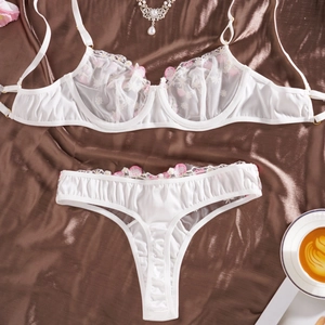 Ensemble lingerie en dentelle blanche avec broderie florale et soutien-gorge à armatures