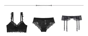 Détail de l'ensemble de lingerie en dentelle noire avec soutien-gorge, culotte et jarretelles