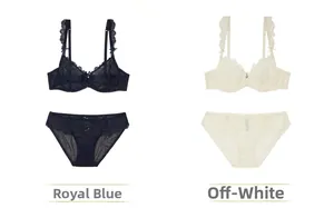Détail à plat d'ensembles de lingerie en dentelle bleu roi et blanc cassé avec nœuds