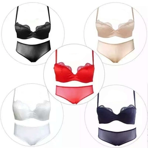 Vue détaillée des soutiens-gorge 1/2 bonnet en dentelle et culottes en cinq couleurs