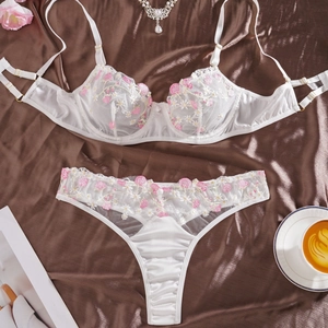 Ensemble lingerie blanc brodé avec soutien-gorge à armatures et string sur soie