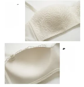 Vue détaillée de la broderie en dentelle ivoire et du rembourrage push-up du soutien-gorge