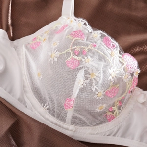 Ensemble de lingerie en dentelle avec broderie fraise et armatures en blanc